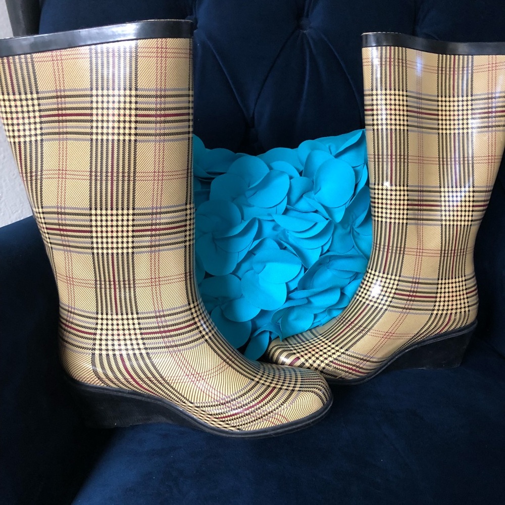 Wedge rain boots size 6